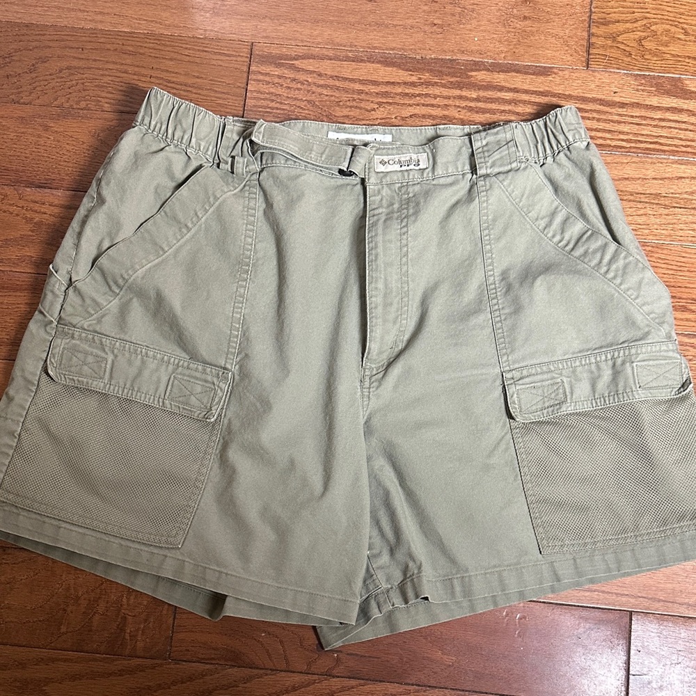 Men's Columbia Cargo Shorts in Olive Green